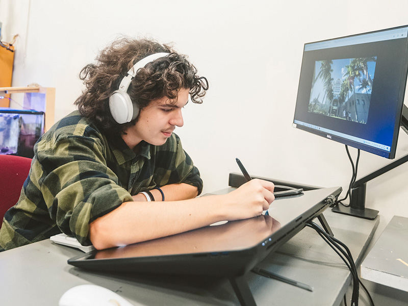 FIU student working in the EdgeLab